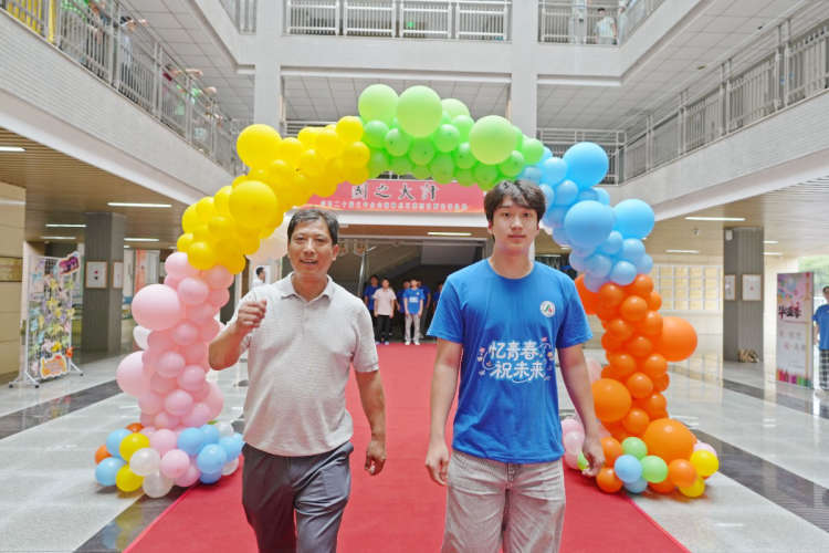 忆青春 祝未来——南京市建宁中学2025届毕业典礼暨电商班18岁成人仪式圆满举行