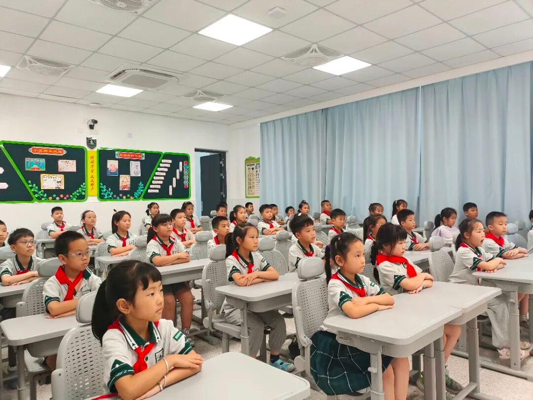赓续红色血脉 厚植爱国情怀——南师附中高淳学校小学部“抗战胜利80周年阅兵”沉浸式内化教育