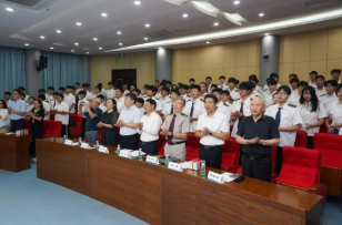 新诗集发布遇开学思政课!《听海吟风》为江苏海院航海学子播下“逐梦深蓝”种子