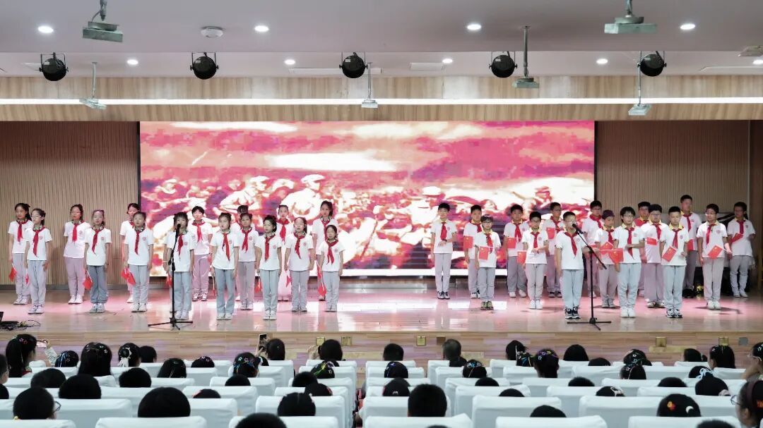 南京秦淮外国语学校小学部举办“铭记历史,唱响和平——童声里的抗战记忆”庆祝中华人民共和国成立76周年文艺汇演
