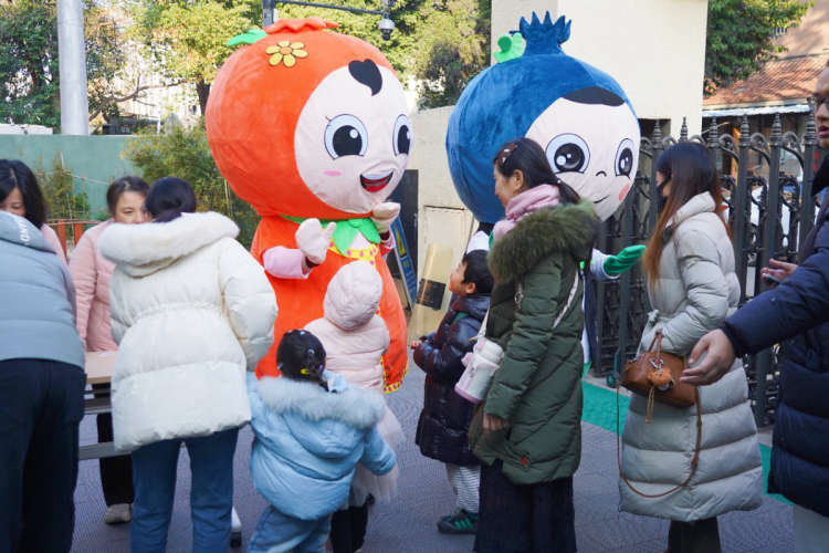 “不忘初心,迎接新年——健康安全”——南京市建邺区小石榴幼儿园2026迎新年游园活动