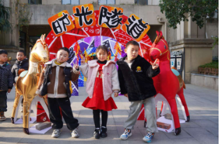 艺启迎新年,爱心传千里——南京市银龙景苑幼儿园举办迎新年活动暨“穿越2000公里的爱”公益活动