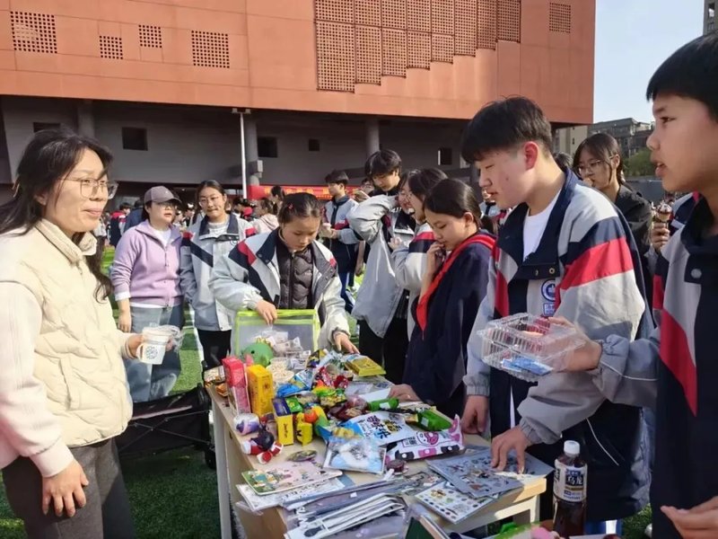 传文化雅韵 聚爱心暖行 金陵华兴这场春日义卖,让善意与文化双向奔赴
