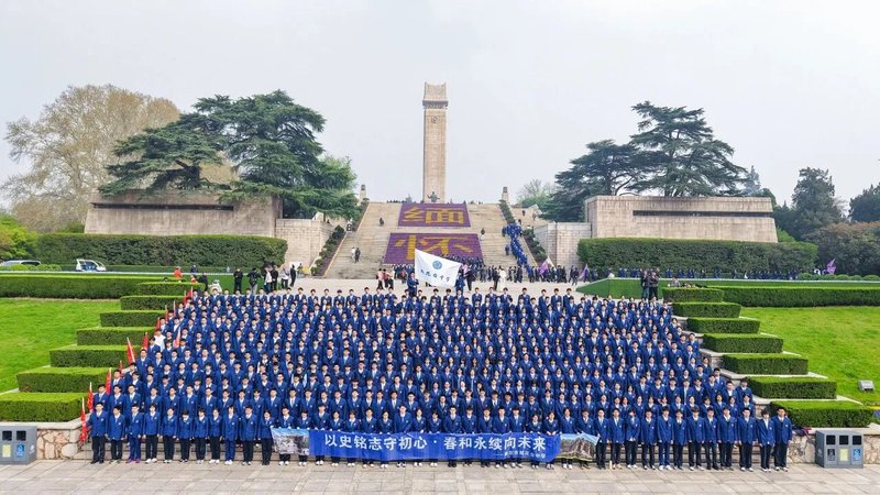 南京市雨花台中学高一年级开展清明祭扫活动