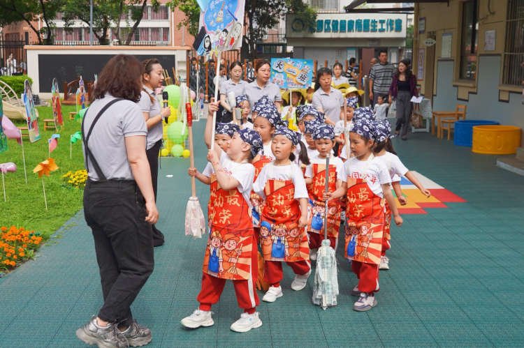 小小职业体验官,劳动嗨翻嘉年华!南京市建邺区南苑幼儿园'快乐六一'主题活动