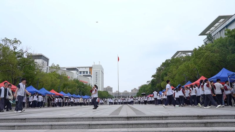 盘活闲置献爱心 南京市江宁高级中学举办'承露·微光'物资交流义卖活动