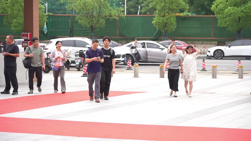 南京市燕子矶中学迈皋桥校区新生报到