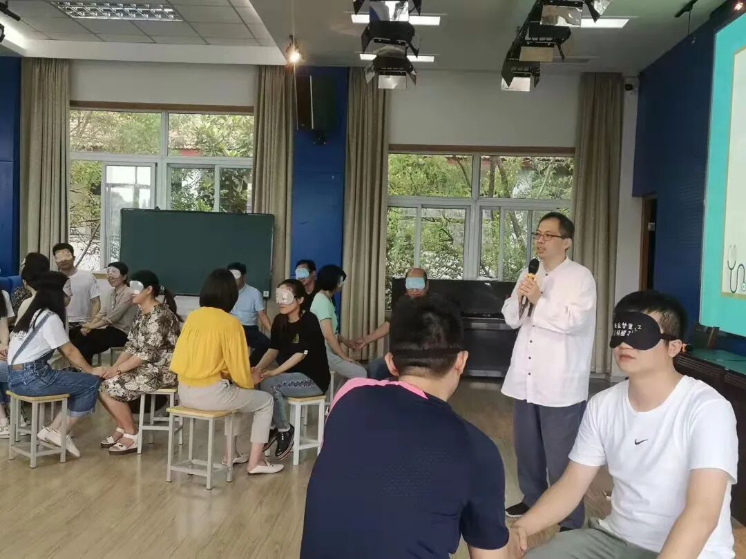 2021年5月 南京市脑科医院柯晓燕团队工作站杭医生为老师减压放松.jpg