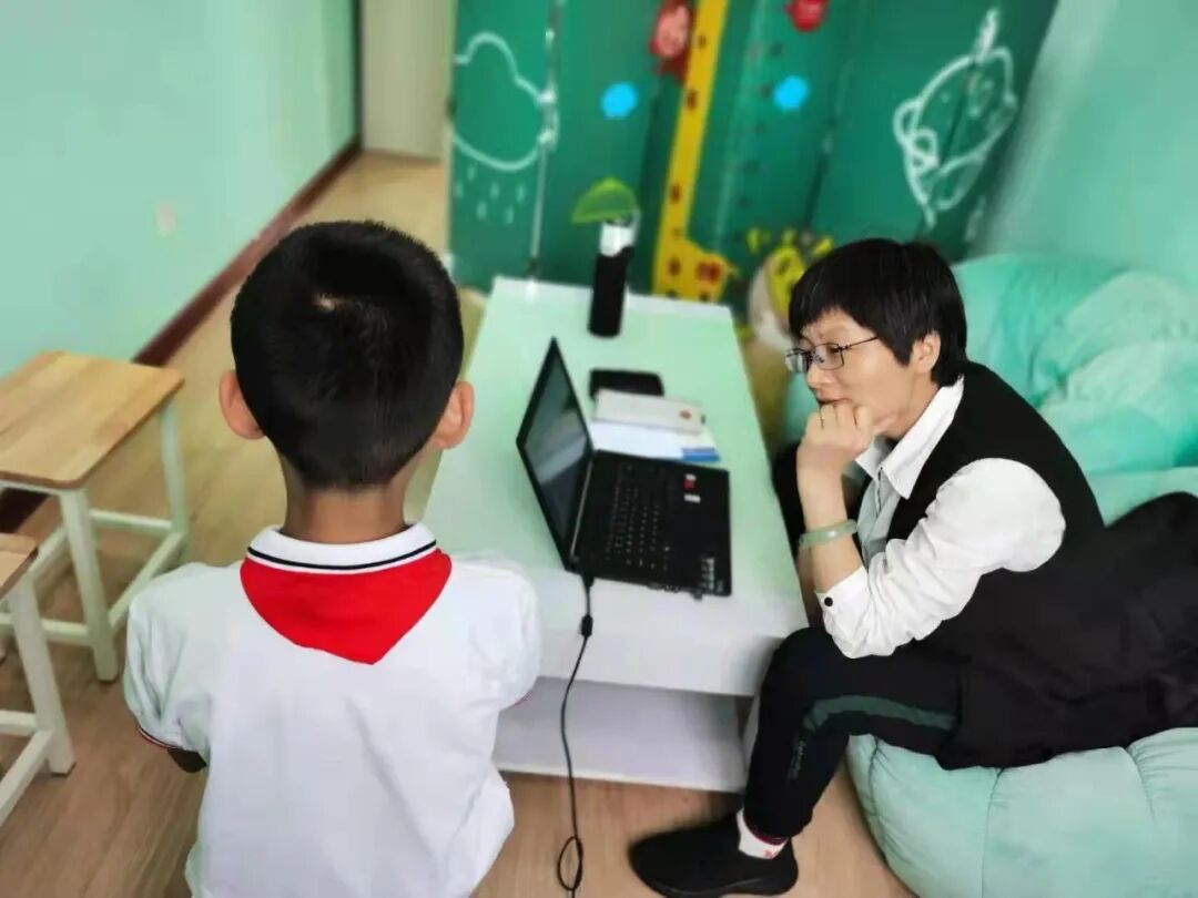 2021年6月 南京市脑科医院柯晓燕团队工作站韩老师正在评估学生.jpg