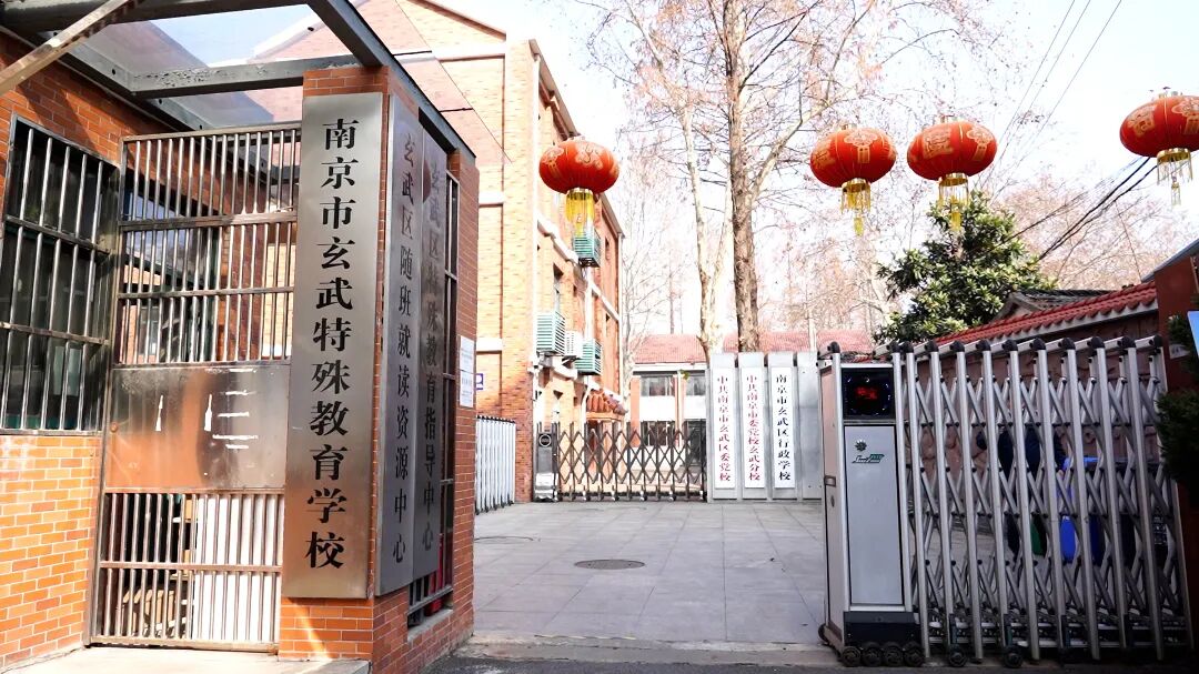 学校门头.jpg