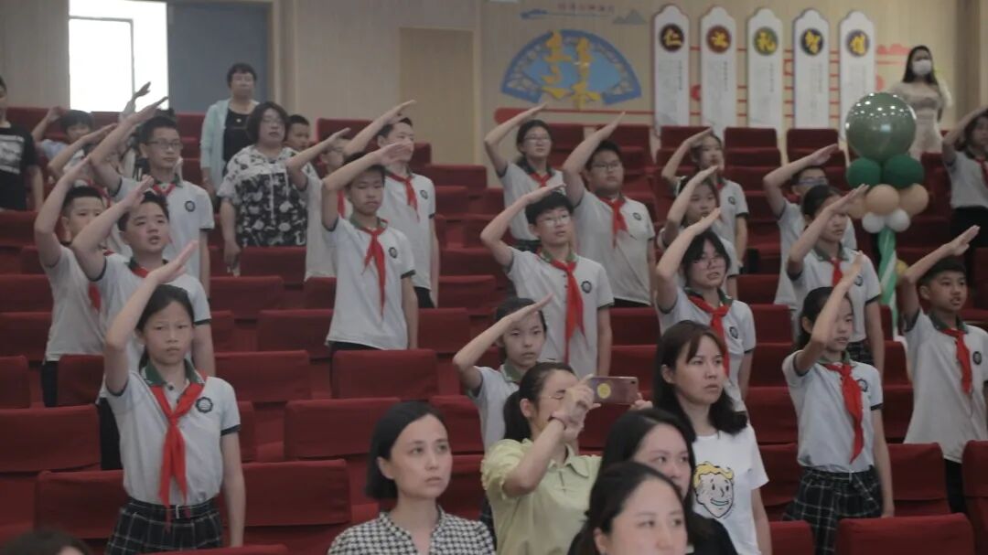 队礼新.jpg