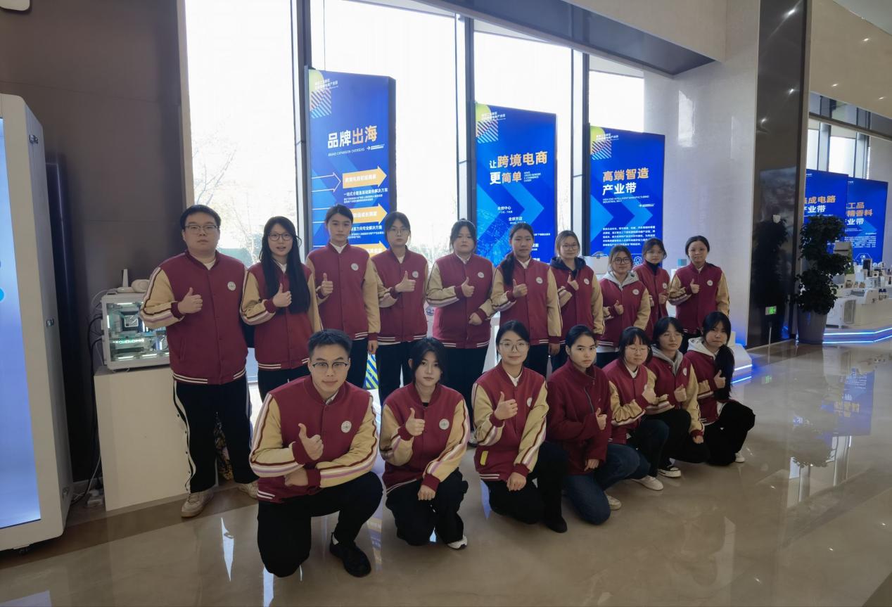 团支部组织走进外贸企业参观学习2