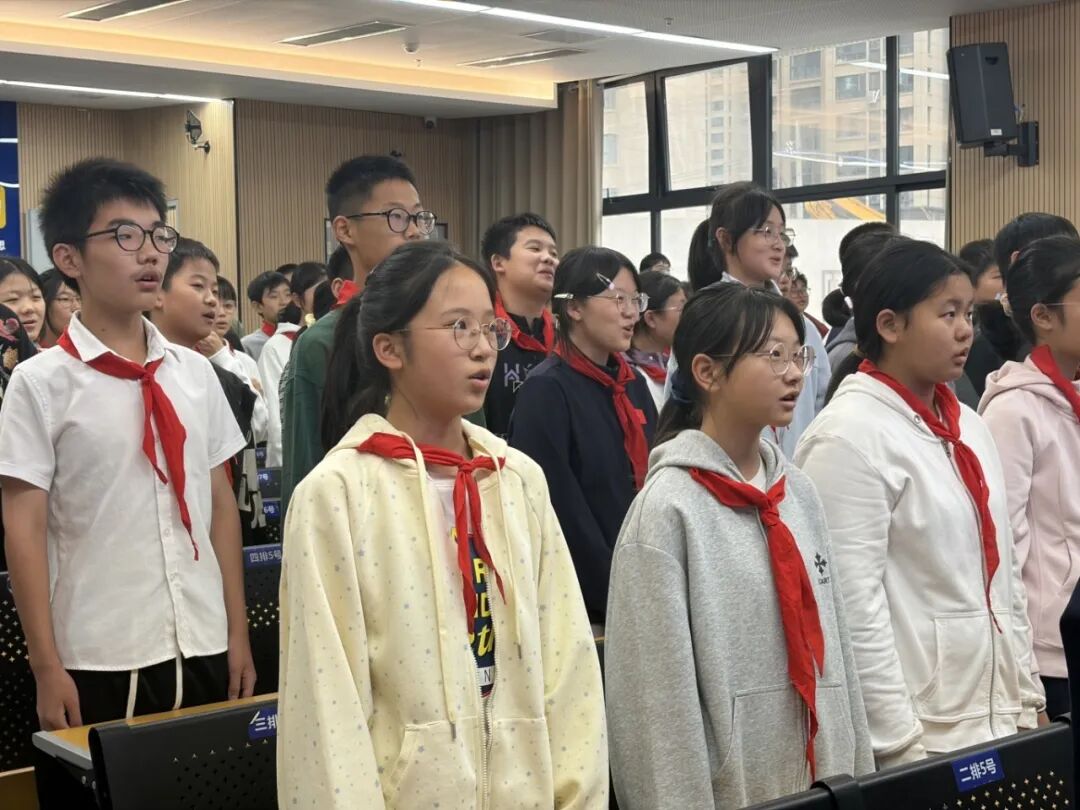 高举队旗跟党走,少年接力新长征——南京市金陵中学西善分校举行初一建队仪式